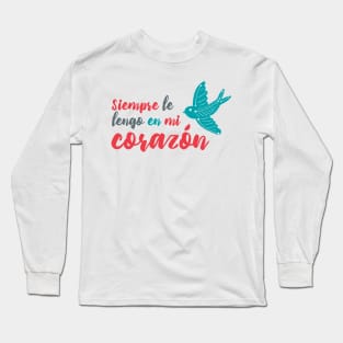 Siempre te tengo en mi corazon - tshirt design Long Sleeve T-Shirt